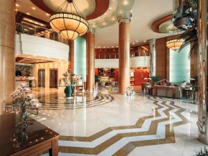 迪拜迪拜阿拉穆如瑞士酒店的一间拥有斑马图案的酒店大堂