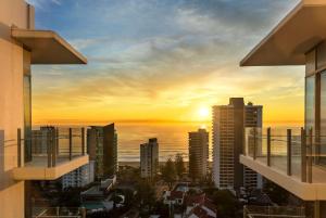 黄金海岸Wyndham Resort Surfers Paradise的日落时分从城市阳台上欣赏到美景