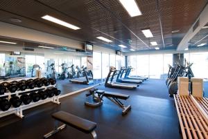 托基托尔坎温德姆度假村的健身房拥有许多跑步机和机器