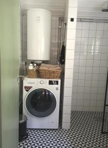 恩雪平Smedjan cottage的小型客房配有洗衣机和烘干机。