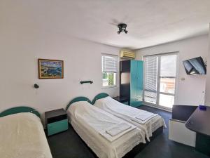 索佐波尔卡瓦勒尔酒店的一间医院间,设有两张床和窗户