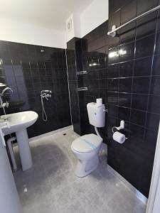 索佐波尔卡瓦勒尔酒店的一间带卫生间和水槽的浴室