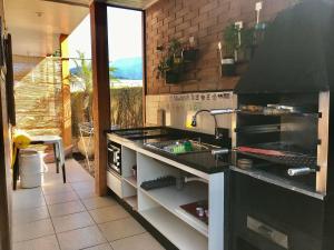 卡拉瓜塔图巴EccO Capricornio的厨房配有水槽和台面