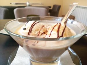 普卢日内Guesthouse Eko Piva的一大碗冰淇淋,里面装有汤匙