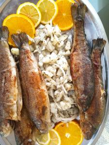普卢日内Guesthouse Eko Piva的一大盘食物,有鱼、米和橙子