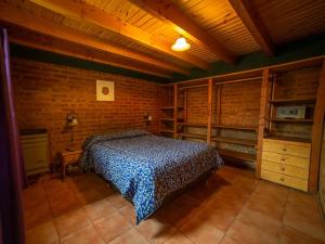 埃博森Complejo Turistico Bambu的一间卧室设有一张床和砖墙