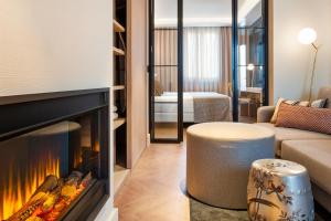 马德里戈雅加泰罗尼亚酒店的客厅设有壁炉和沙发。
