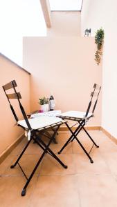 贝莱斯Nordik Rooms Village - Chilches "Taby"的一张桌子和两张椅子