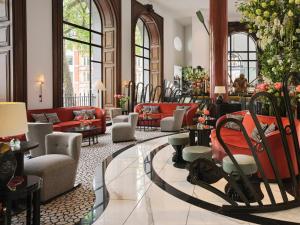 伦敦奥德维奇一号酒店的大堂配有沙发、桌椅和窗户。