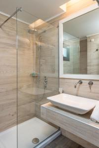 克里斯阿穆迪亚Mary's Luxury的一间带水槽和玻璃淋浴的浴室