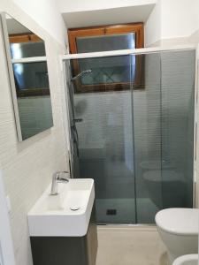 萨包迪亚La Rosa Casa Vacanze Sabaudia的带淋浴、盥洗盆和卫生间的浴室