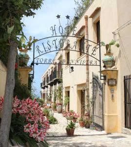斯克佩罗托雷本尼斯特拉酒店的苏伦托镇一条鲜花盛开的街道