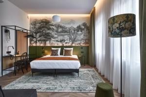 布鲁塞尔Urban Yard Hotel的卧室配有一张床,墙上挂有绘画作品