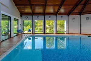 泰晤士河畔金斯顿Warren House Hotel的一座室内蓝色海水游泳池