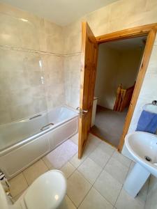 斯莱戈Castlebaldwin Country Residence的带浴缸、卫生间和盥洗盆的浴室