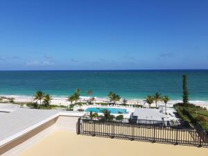 自由港市The Lookout at Coral Beach的从度假村的阳台上可欣赏到海滩景色