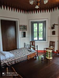 拉韦纳蓬泰特雷萨Agriturismo Villa Brugolta的一间卧室配有一张床、两把椅子和一个窗户