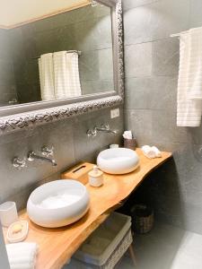 BeckerichIsabelle's Rosegarden的浴室设有2个水槽和镜子