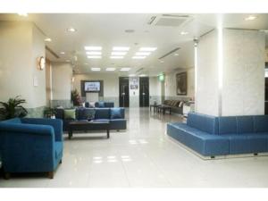 堺市Osaka Bay Plaza Hotel - Vacation STAY 44083v的医院里带蓝色沙发的大堂
