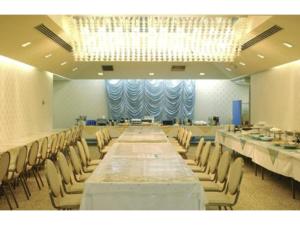 堺市Osaka Bay Plaza Hotel - Vacation STAY 44083v的大型会议室,配有长桌子和椅子