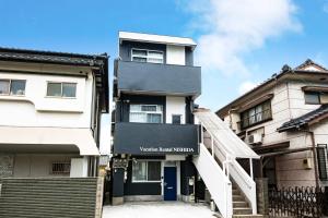 鹿儿岛Vacation Rental NISHIDA - Vacation STAY 61670v的一座带有读过沃恩海滩博物馆的标志的建筑