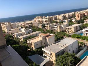 亚历山大AC, Wi-Fi Panorama View Shahrazad Beach Apartment的城市的空中景观,建筑和海洋