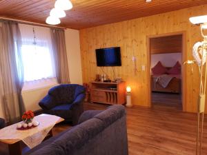 菲利普斯罗伊特Ferienwohnung - Haus Monika的带沙发、桌子和电视的客厅