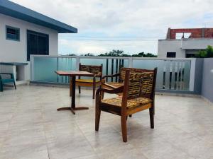 弗洛里亚诺波利斯Pousada Souza的阳台配有2把椅子和1张桌子