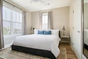 纳什维尔Sonder at LC SoBro的卧室配有带蓝色枕头的大型白色床