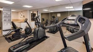 威廉斯堡历史区贝斯特韦斯特酒店的健身房,室内配有几辆健身自行车