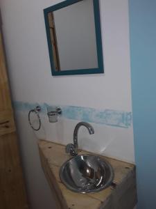 特拉皮奇Las zarinas 2的浴室水槽上方设有镜子