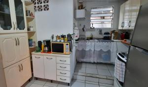 Quintal da Bella Hostel的厨房或小厨房