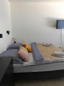 Plavecké PodhradieVaralja Apartments的一张床上的枕头