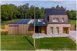 OlenBleekhoeve的屋顶上设有太阳能电池板的房子