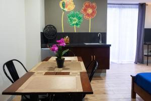 杜马格特Luis miguel's place的厨房配有墙上的鲜花桌