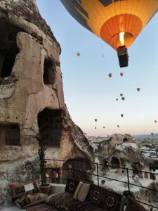 格雷梅Zeus Cave Suites的飞过城市的热气球