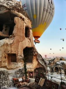 格雷梅Zeus Cave Suites的一组热气球在天空中飞行