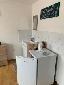 克尼特尔费尔德Privat Zimmer KF的厨房配有白色冰箱和水槽
