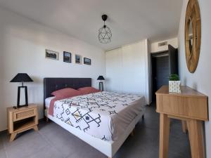 Grosseto-PrugnaLoCorse - Superbe appartement T2 avec une belle vue mer的一间卧室配有一张大床和一个床头柜