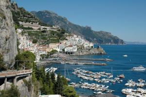 阿马尔菲Amalfi Andrea's House的享有海港和水中船只的景色