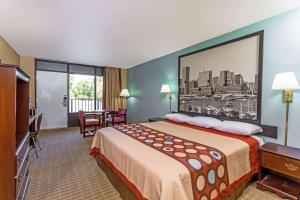 杰赛普杰塞普/巴尔的摩地区速8酒店的酒店客房设有一张大床和一张桌子。