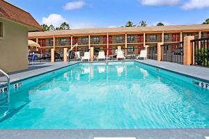 奥兰多基西米大门速8酒店的酒店前方的大型游泳池