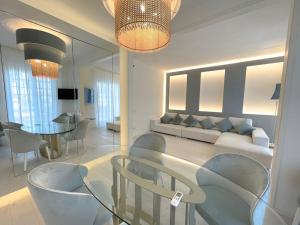 马尔米堡Luxury Home Paradise View的客厅配有沙发和桌椅