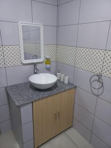 博瓦隆E&E自助旅馆的一间带水槽和镜子的浴室