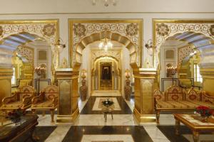 斋浦尔拉杰宫酒店（世界小型奢华酒店）的一间设有两张沙发的大房间和一间设有