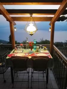 圣奇诺·迪·蒙塔尼亚B&B da Paolo con vista Lago di Garda的海景阳台上的桌子