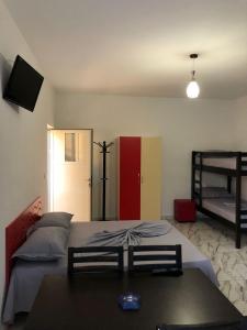 维利波吉Hotel Otrant的一间卧室配有一张床和两张双层床。