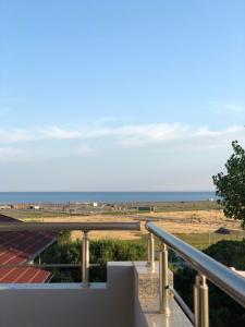 维利波吉Hotel Otrant的阳台享有海景。