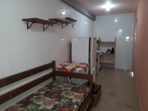 乌巴图巴Praia da Maria的一间带床和冰箱的小卧室
