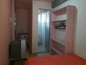 乌巴图巴Praia da Maria的一间卧室配有一张床,一扇门通往浴室